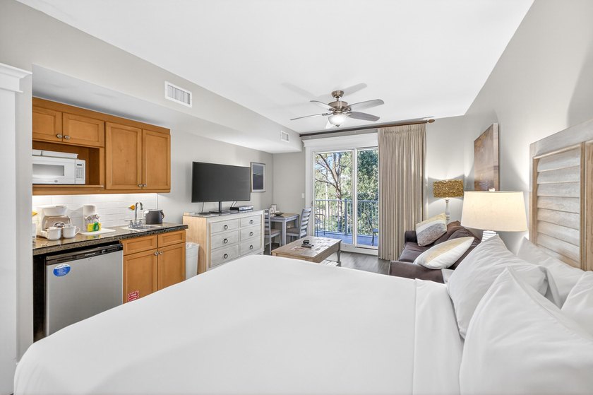 This fully furnished studio offers a spacious private balcony - photo 10