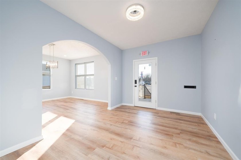Prime Commercial Opportunity with Exceptional Visibility and - photo 8