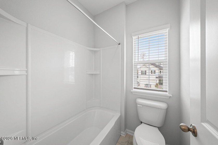 Welcome to this beautifully maintained 4 bedroom, 3 bathroom - photo 23