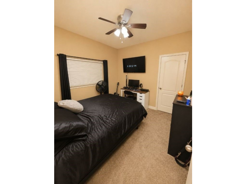 A beautifully maintained 4 Bedroom, 2 bath 1866 sq. ft. home - photo 14