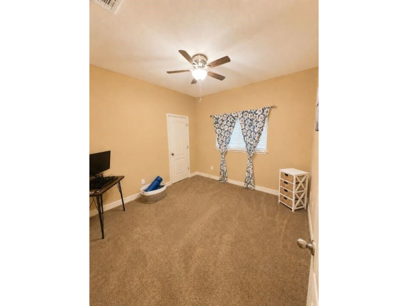 A beautifully maintained 4 Bedroom, 2 bath 1866 sq. ft. home - photo 17