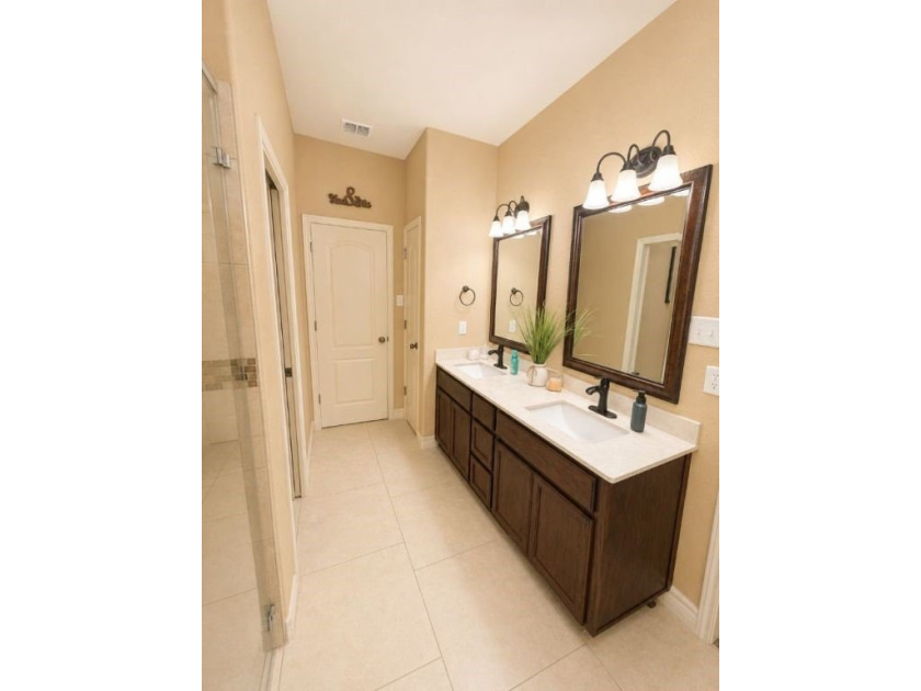 A beautifully maintained 4 Bedroom, 2 bath 1866 sq. ft. home - photo 22