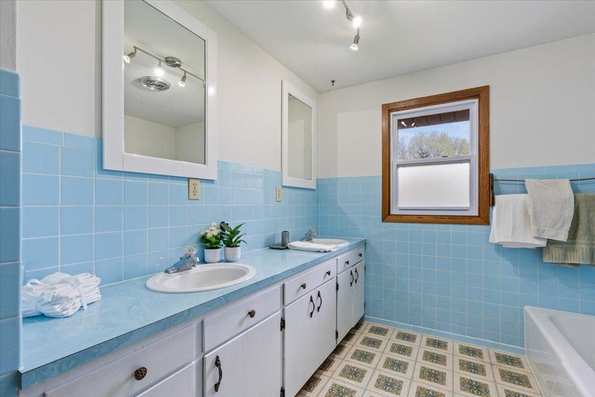 Welcome home! Step into this beautiful five-bedroom, two-bath - photo 24