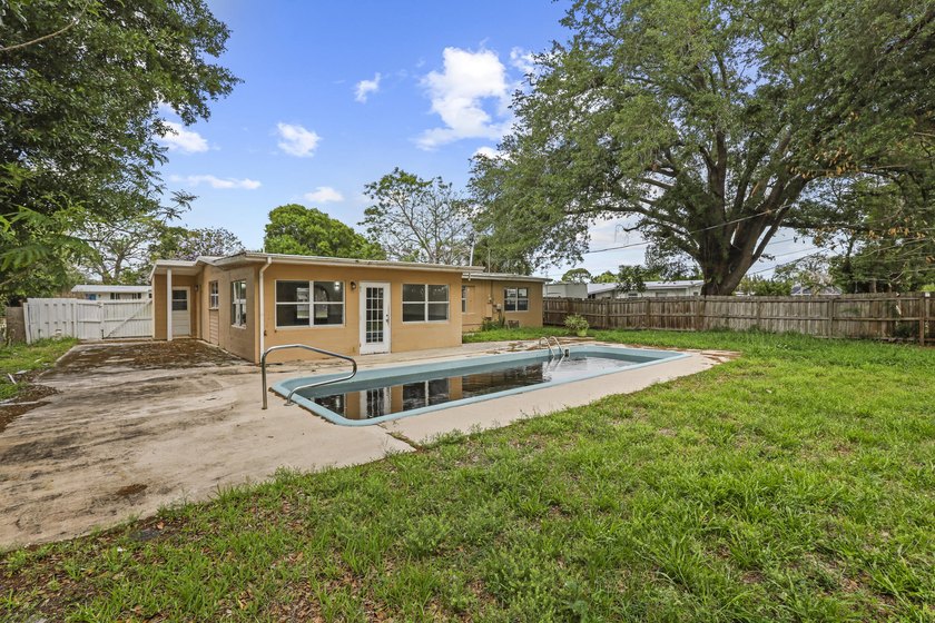Charming 3-bedroom pool home in a great Port St. Lucie location! - photo 30