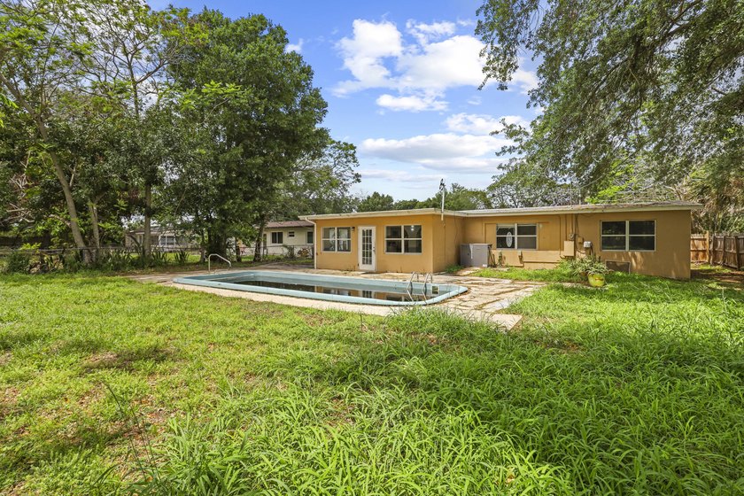 Charming 3-bedroom pool home in a great Port St. Lucie location! - photo 32