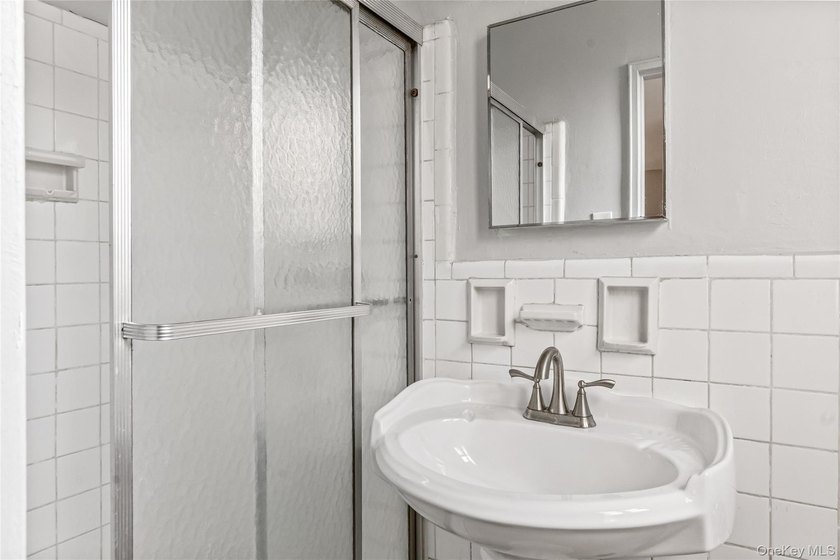 Spacious Corner 2-Bedrooms &amp; 2 Full Bathrooms at Holly House - - photo 13
