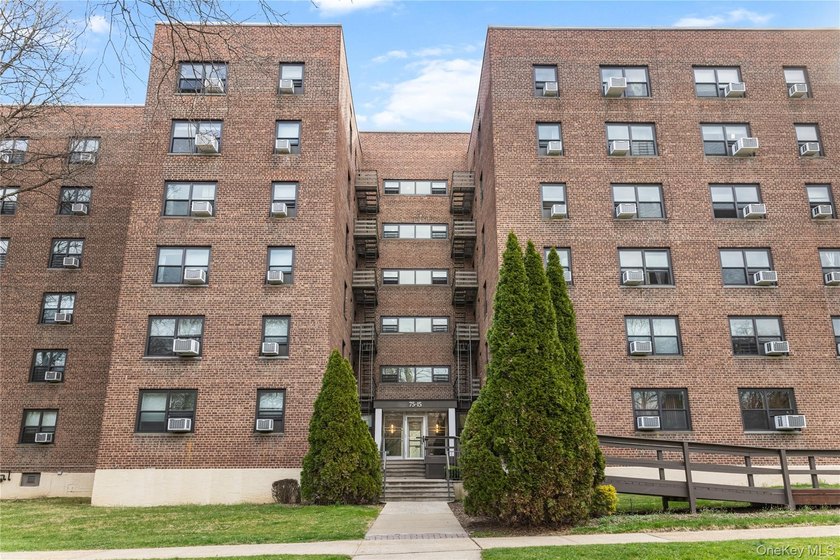 Charming 1 Bedroom Apartment in Windsor Park, where warmth and - photo 14