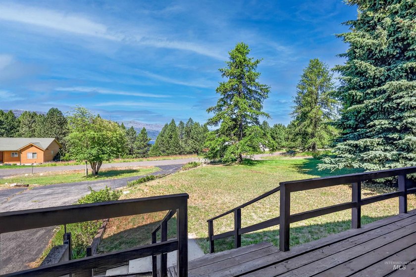 Welcome to Cascade!! Come home to this private home located in - photo 3