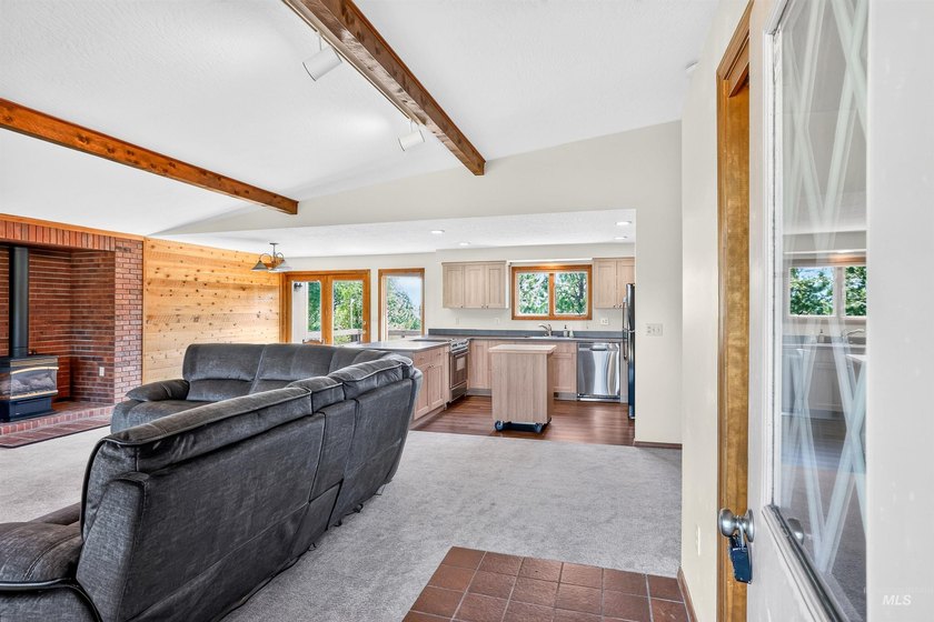 Welcome to Cascade!! Come home to this private home located in - photo 4