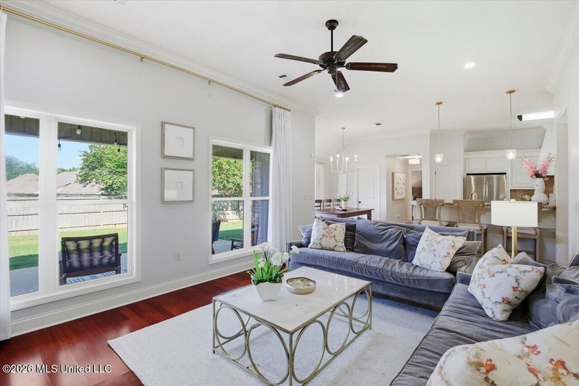 Welcome to 424 Glendale Place in the highly sought-after Hidden - photo 11