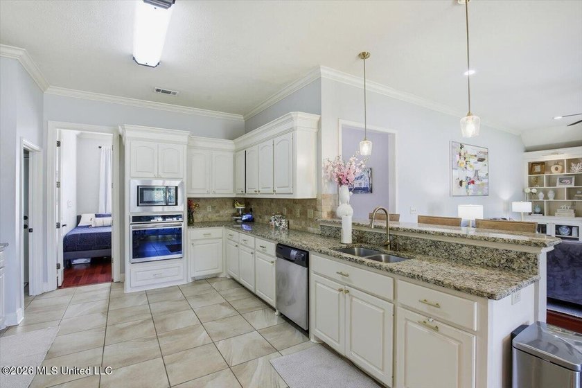 Welcome to 424 Glendale Place in the highly sought-after Hidden - photo 13
