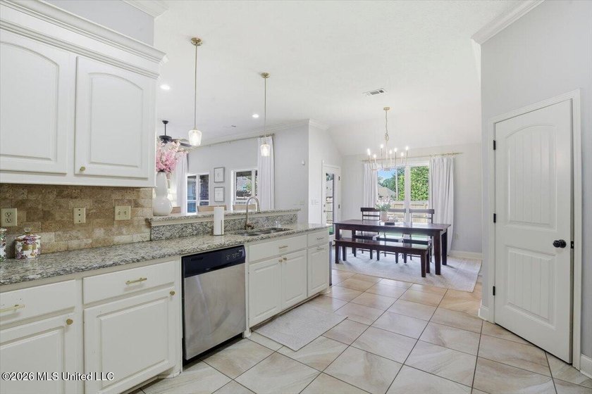 Welcome to 424 Glendale Place in the highly sought-after Hidden - photo 16