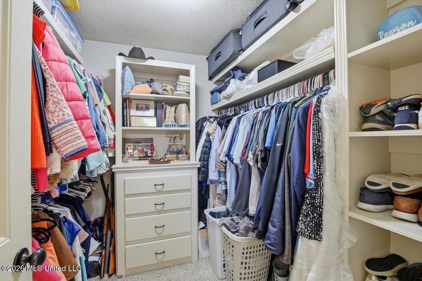 Welcome to 424 Glendale Place in the highly sought-after Hidden - photo 27