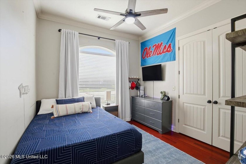 Welcome to 424 Glendale Place in the highly sought-after Hidden - photo 33