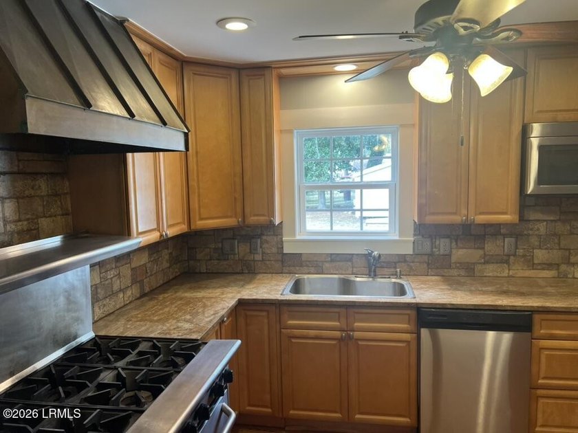 **Charming 4-Bedroom 3 Bath Ranch Home in Beaufort** Discover - photo 5