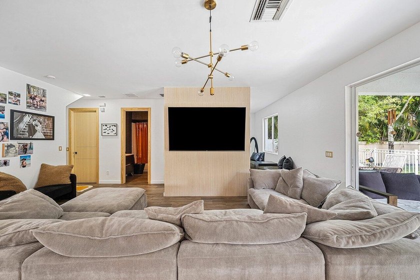 A beautiful 5 BD 3 BA two-story home in Boca Vistas with chic - photo 11