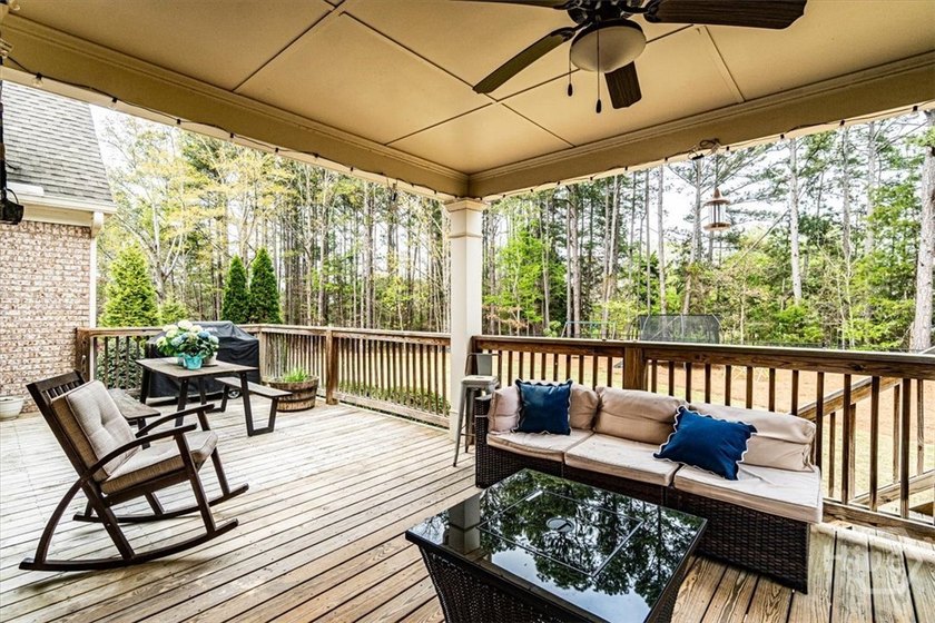 This stunning better than new, estate-style home sits on 1.78 - photo 12