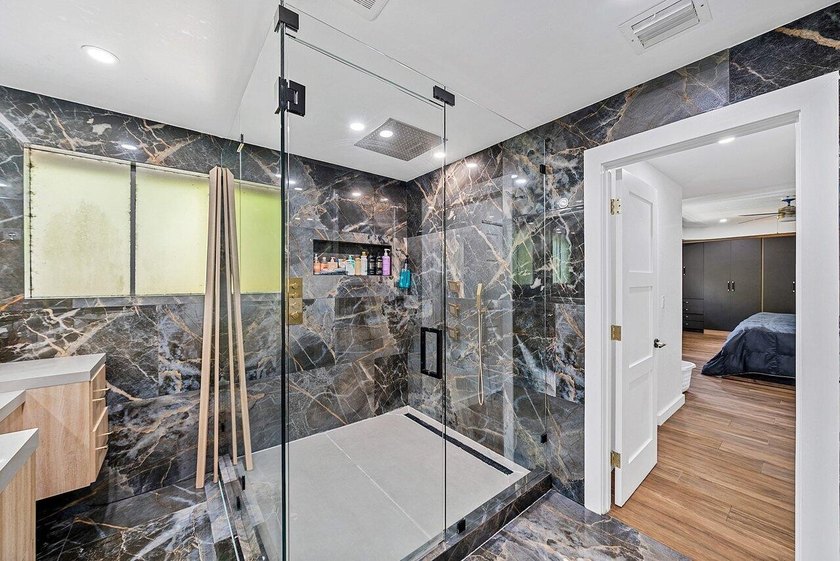 A beautiful 5 BD 3 BA two-story home in Boca Vistas with chic - photo 19