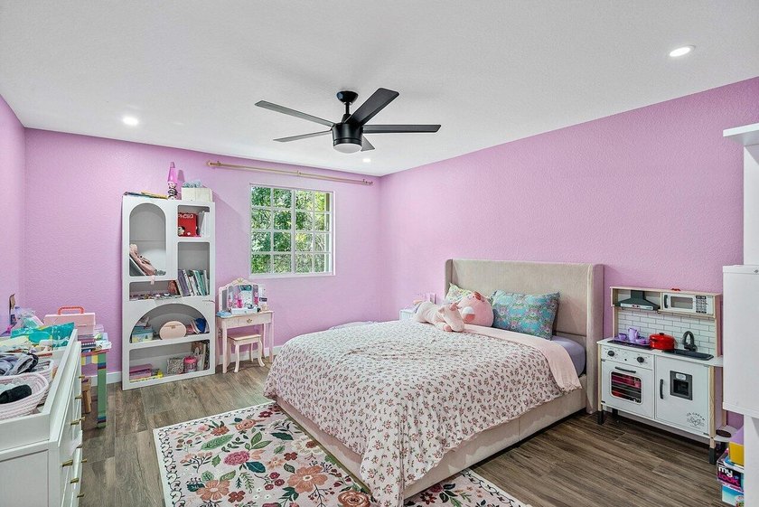 A beautiful 5 BD 3 BA two-story home in Boca Vistas with chic - photo 20