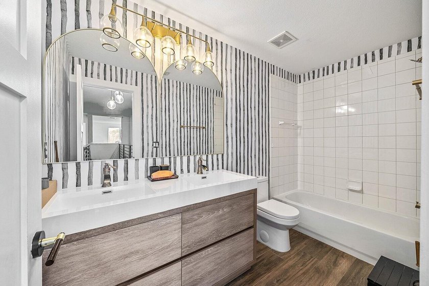 A beautiful 5 BD 3 BA two-story home in Boca Vistas with chic - photo 23