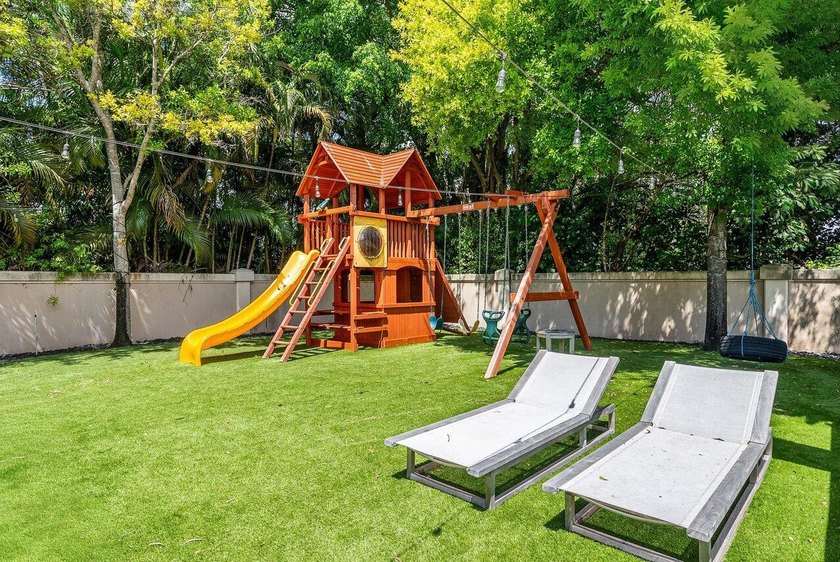 A beautiful 5 BD 3 BA two-story home in Boca Vistas with chic - photo 27