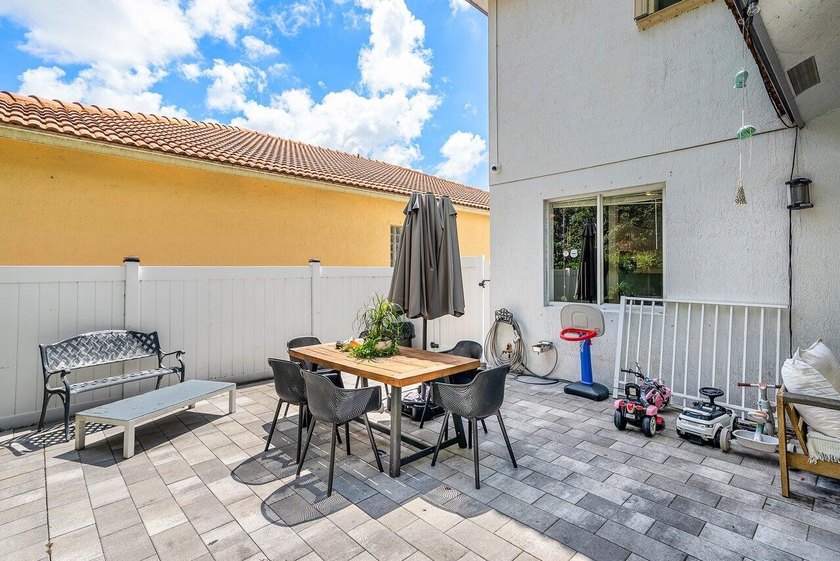 A beautiful 5 BD 3 BA two-story home in Boca Vistas with chic - photo 28
