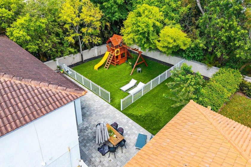A beautiful 5 BD 3 BA two-story home in Boca Vistas with chic - photo 30
