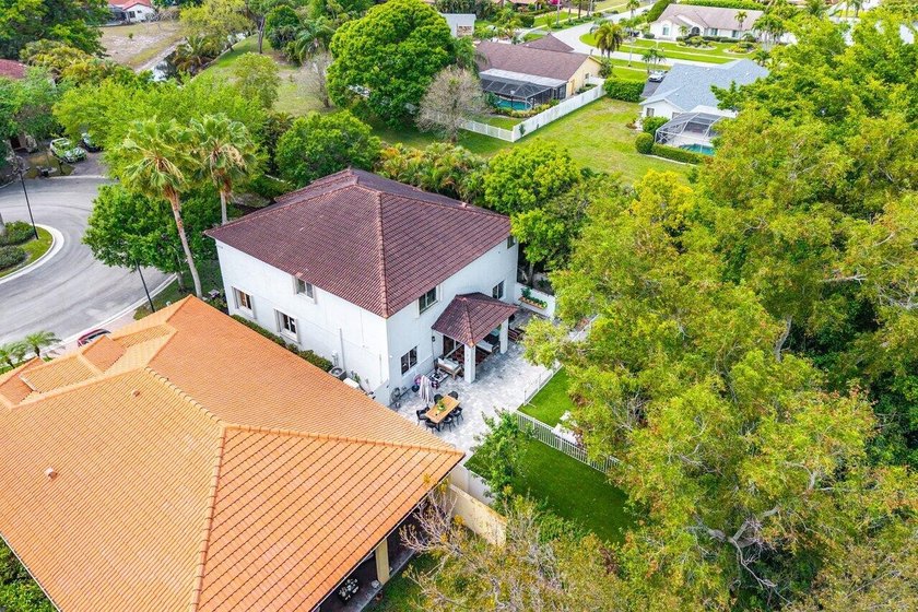 A beautiful 5 BD 3 BA two-story home in Boca Vistas with chic - photo 31