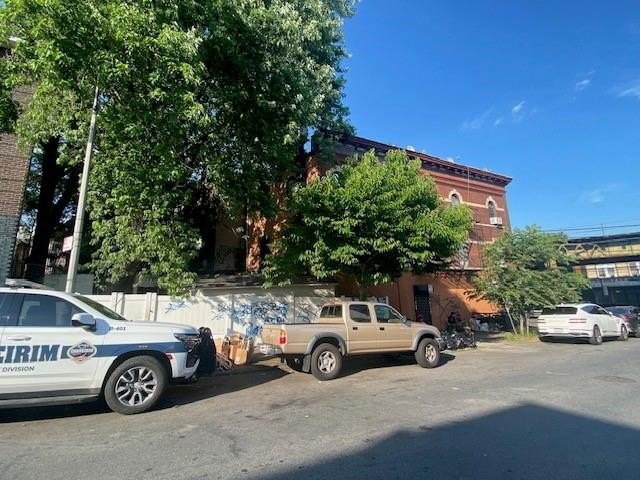 Amazing 3 story mixed use property for sale in Borough Park. 4 - photo 4