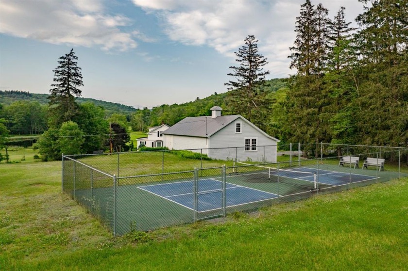 Farmhouse with 2 Ponds on 87+ Acres - photo 11