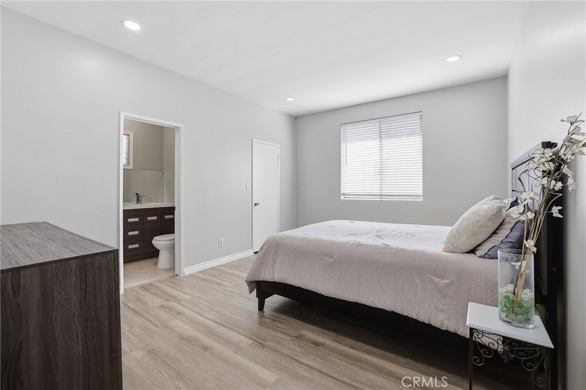 Welcome to this beautifully maintained 2-bedroom, 2-bathroom - photo 15