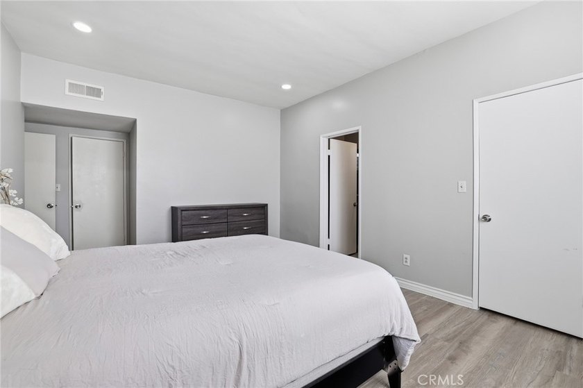 Welcome to this beautifully maintained 2-bedroom, 2-bathroom - photo 17