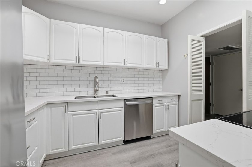 Welcome to this beautifully maintained 2-bedroom, 2-bathroom - photo 22