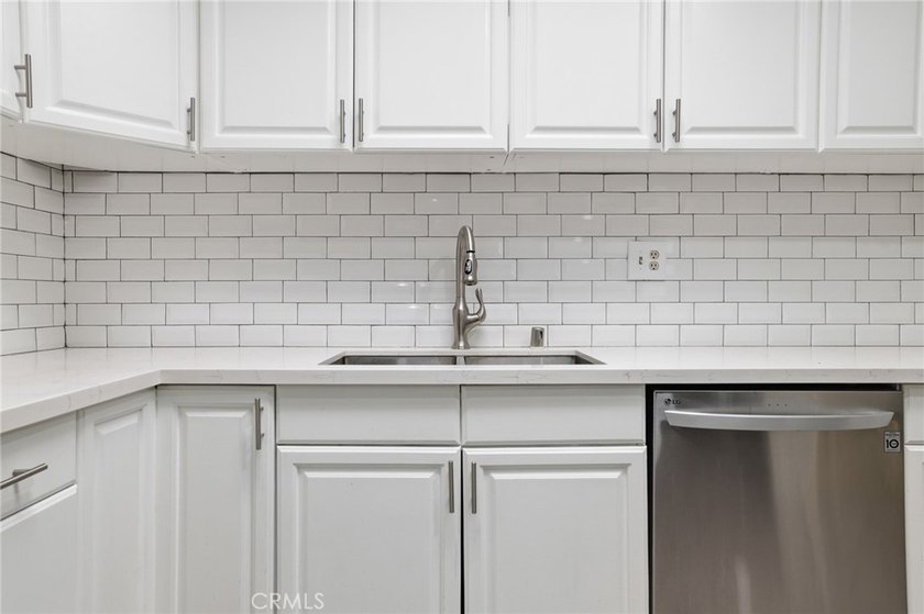 Welcome to this beautifully maintained 2-bedroom, 2-bathroom - photo 23