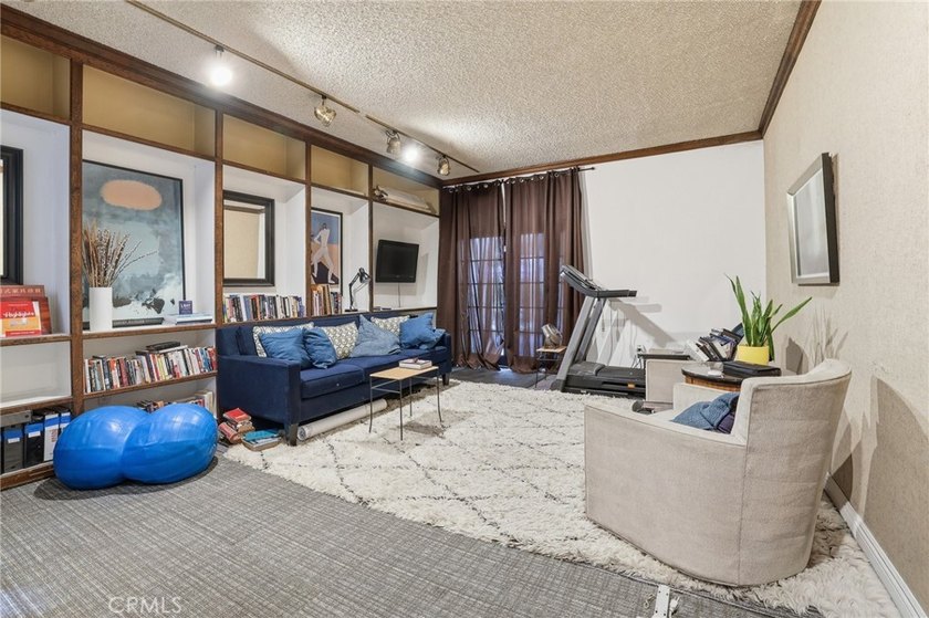 Welcome to this beautifully maintained 2-bedroom, 2-bathroom - photo 32