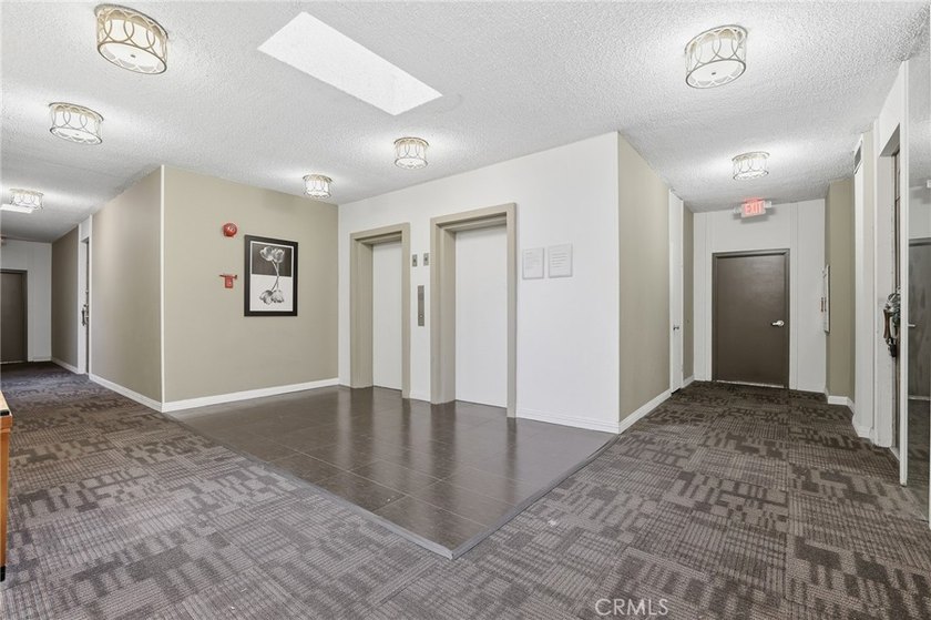 Welcome to this beautifully maintained 2-bedroom, 2-bathroom - photo 33