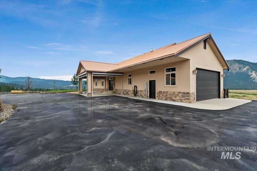 Fantastic Views! This beautiful home offers 3 bedrooms, 3 - photo 4