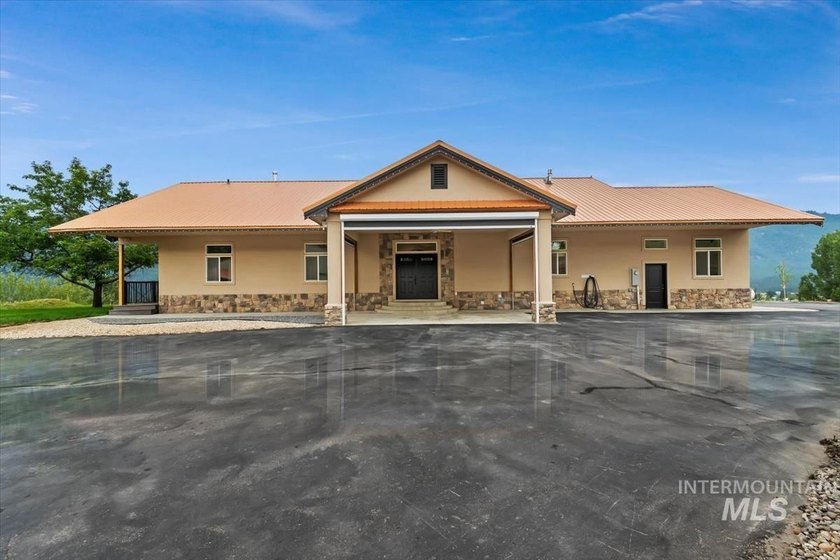 Fantastic Views! This beautiful home offers 3 bedrooms, 3 - photo 5
