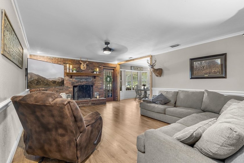 Spacious brick home with separate guest house, pool, and - photo 11