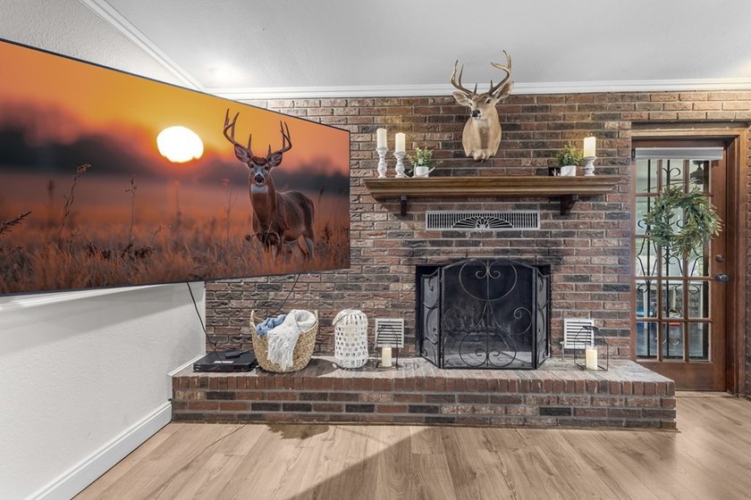 Spacious brick home with separate guest house, pool, and - photo 12