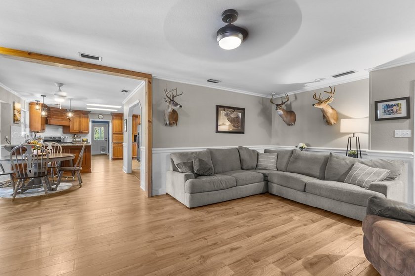 Spacious brick home with separate guest house, pool, and - photo 13