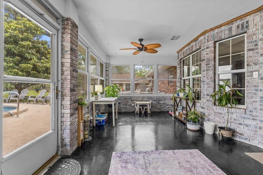 Spacious brick home with separate guest house, pool, and - photo 15
