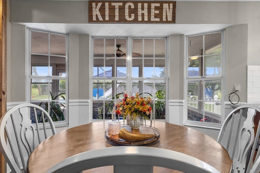 Spacious brick home with separate guest house, pool, and - photo 17