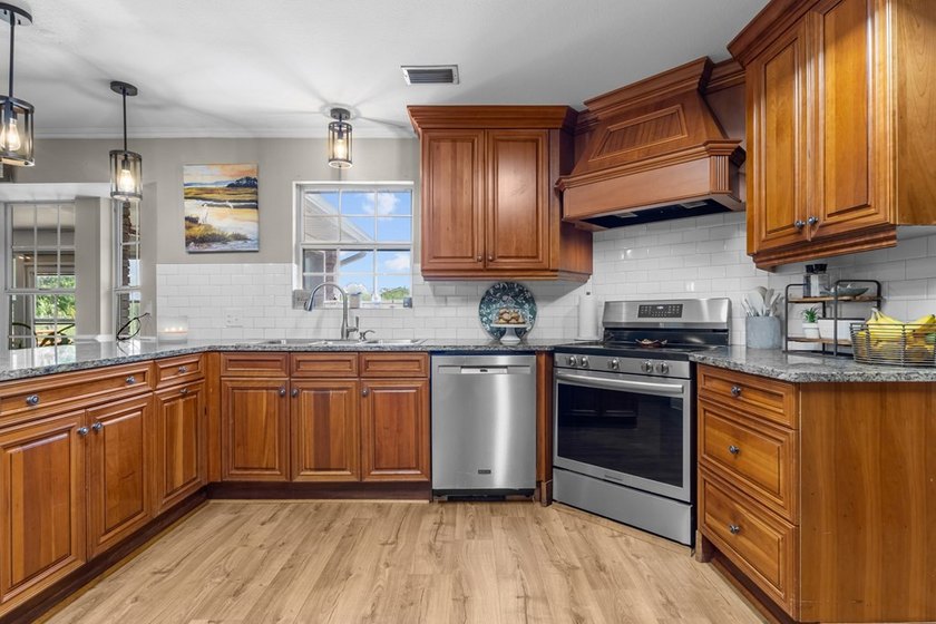 Spacious brick home with separate guest house, pool, and - photo 19