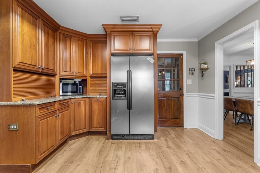 Spacious brick home with separate guest house, pool, and - photo 20