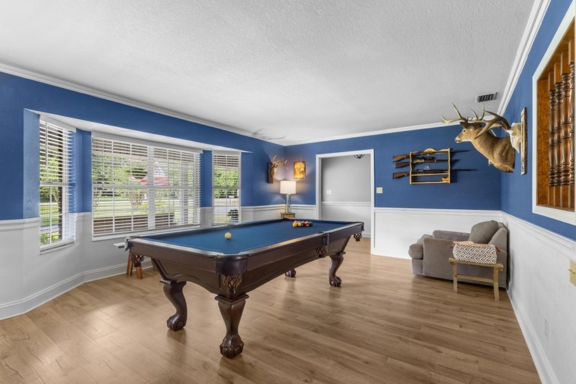 Spacious brick home with separate guest house, pool, and - photo 23