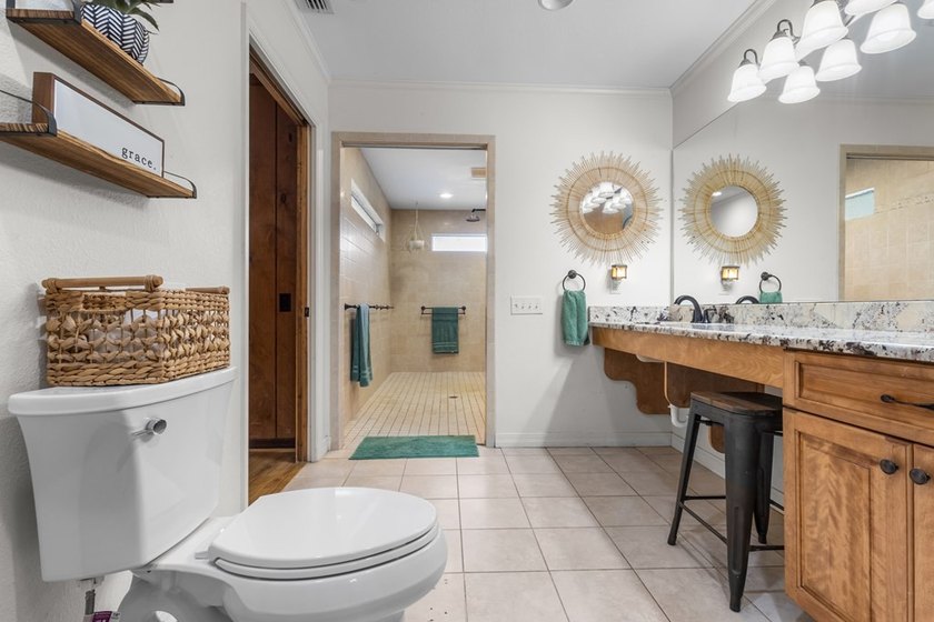 Spacious brick home with separate guest house, pool, and - photo 31