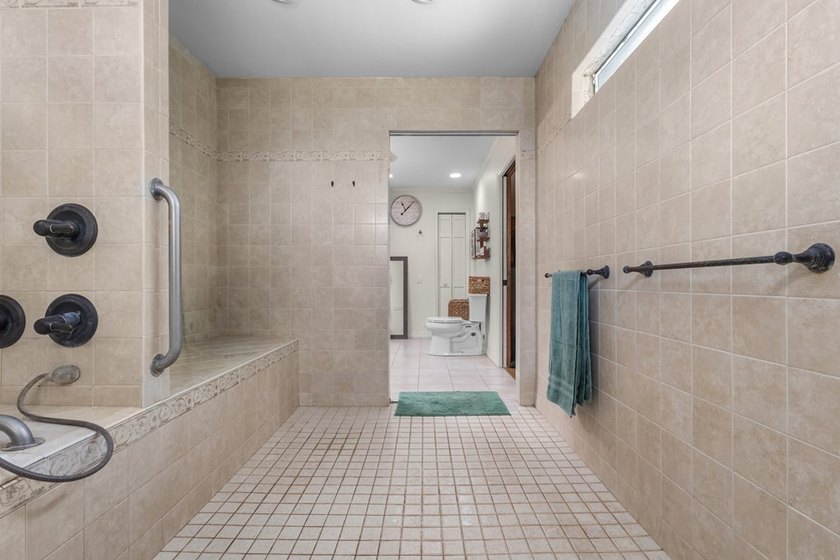 Spacious brick home with separate guest house, pool, and - photo 32