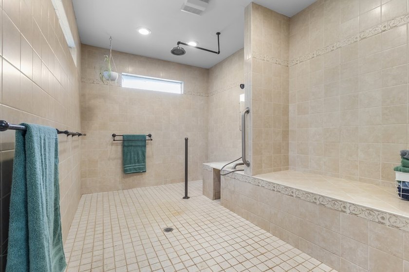 Spacious brick home with separate guest house, pool, and - photo 33