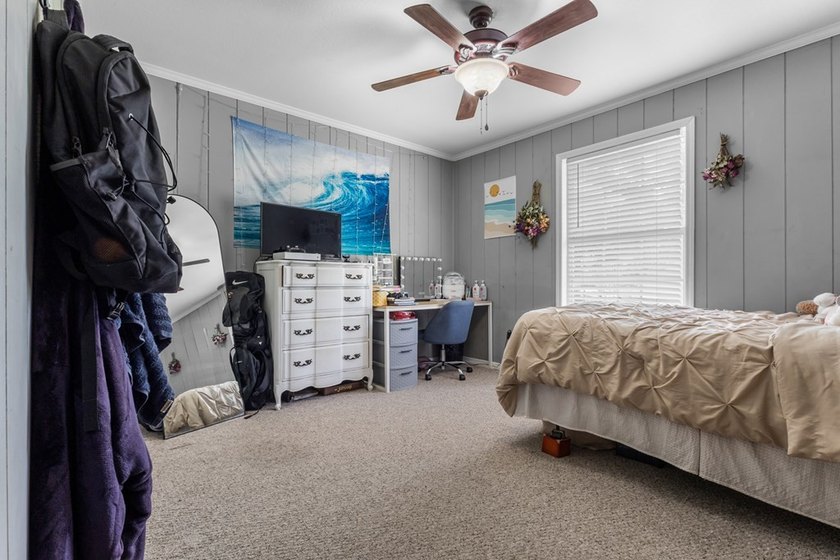 Spacious brick home with separate guest house, pool, and - photo 34